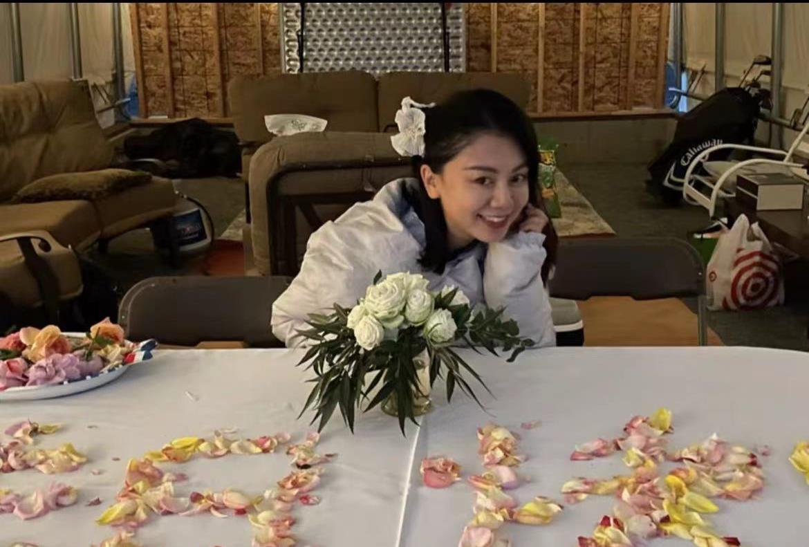 湖南台名主持消失多年定居美国，开保时捷拎爱马仕，生二胎成为辣妈