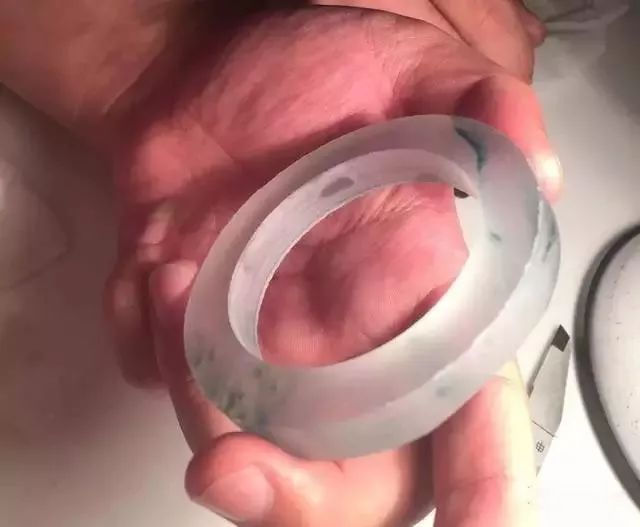 翡翠|裂成狗的“烂翡翠”,居然切出两套高冰飘花!