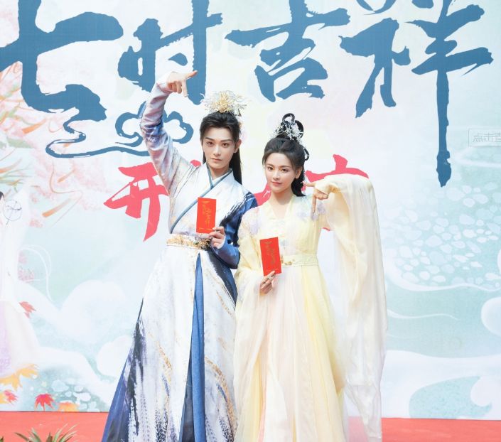 杨超越|杨超越徐正溪合体扫楼,女方被赞可爱漂亮,给员工化妆撞脸黄子韬