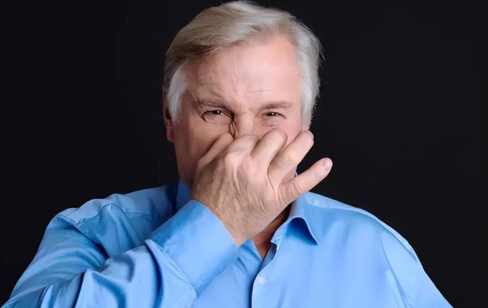 肠胃|提醒:50岁后,7个行为能避免就避免,以免“老人味”提前附上身