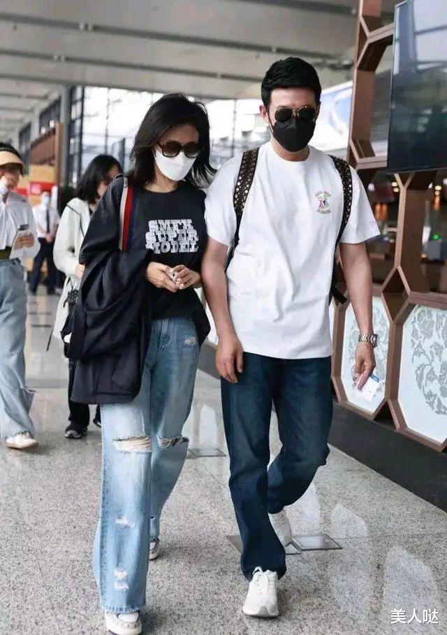 陆毅|陆毅鲍蕾合体走机场,1岁之差却似两代人,一个青春女学生,一个油腻中年大叔