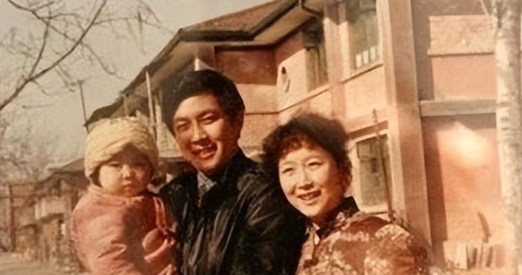 唐国强现状：国内疯狂淘金，国外妻儿花，还要担心残疾儿子的婚恋