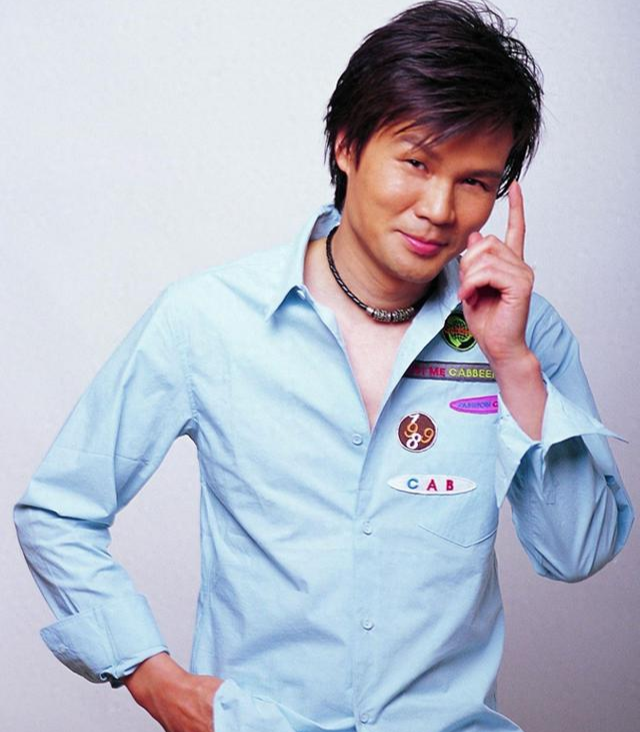 10位过气主持人现状:摆摊卖猪肉、县城混商演,各有各的心酸