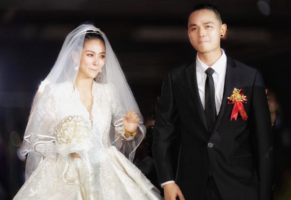 毕夏为张恒远赴西藏祭百日!趴地磕长头额头乌青,亡夫遗照放神山