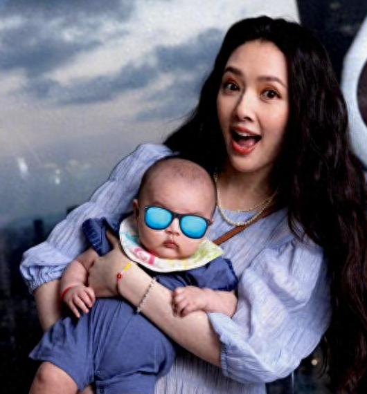 向太首晒孙子孙女的合照,小奶皇打扮珠光宝气,孙子龙眼虎头虎脑