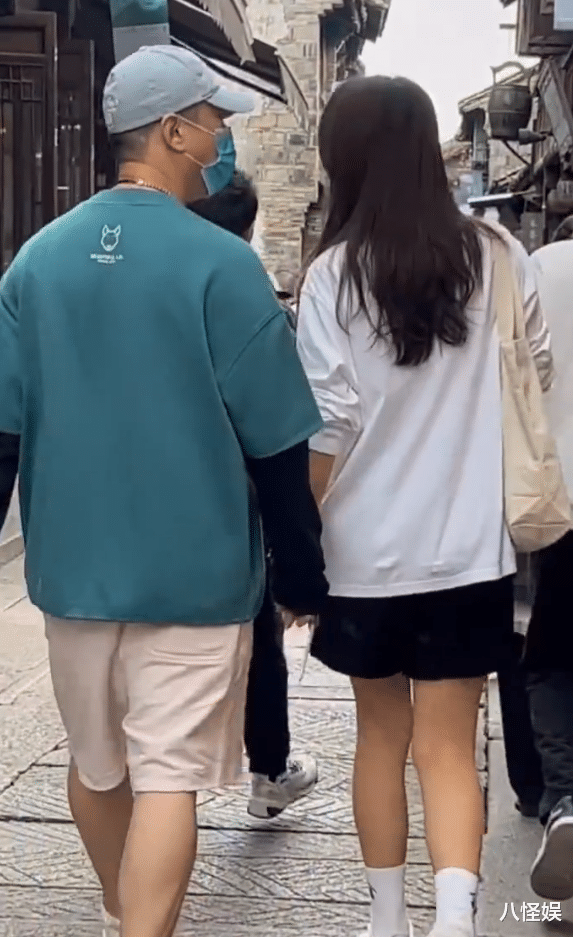 孙红雷夫妇香港被偶遇,俩人点五个菜超丰盛,与邻桌萌娃亲和互动