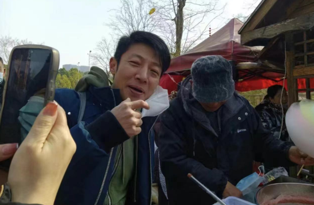 撒贝宁|撒贝宁带妻子参加同学聚会,穿高跟鞋比李白矮半头,搂抱妻子画面恩爱