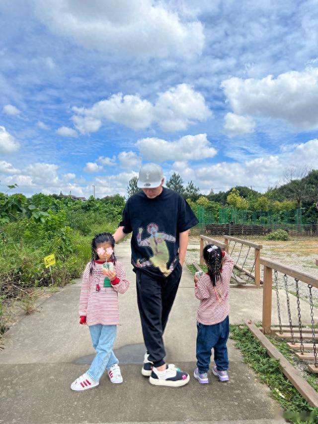 陈赫微博晒出自己“带娃”照片:这内八字学不来