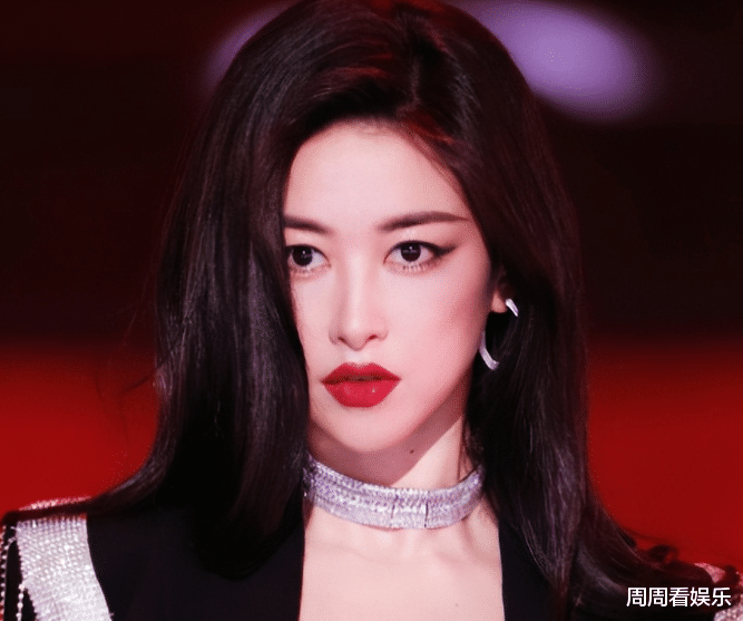 朱珠一家三口出游！穿深V连衣裙险走光，富豪老公长相帅气似窦骁