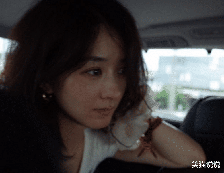 赵丽颖ins晒旅游照：素颜出镜皮肤好，白衣编织帽状态佳