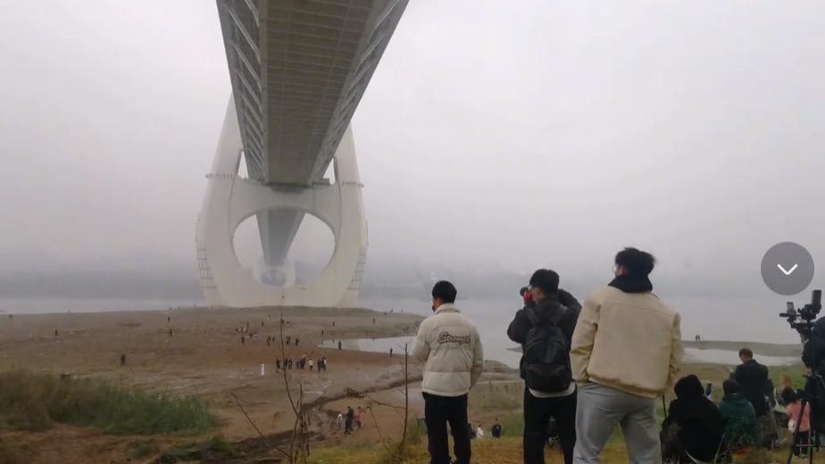 重庆|重庆幸福的长江大桥，桥面车水马龙桥下游客扎堆，造型超前成网红