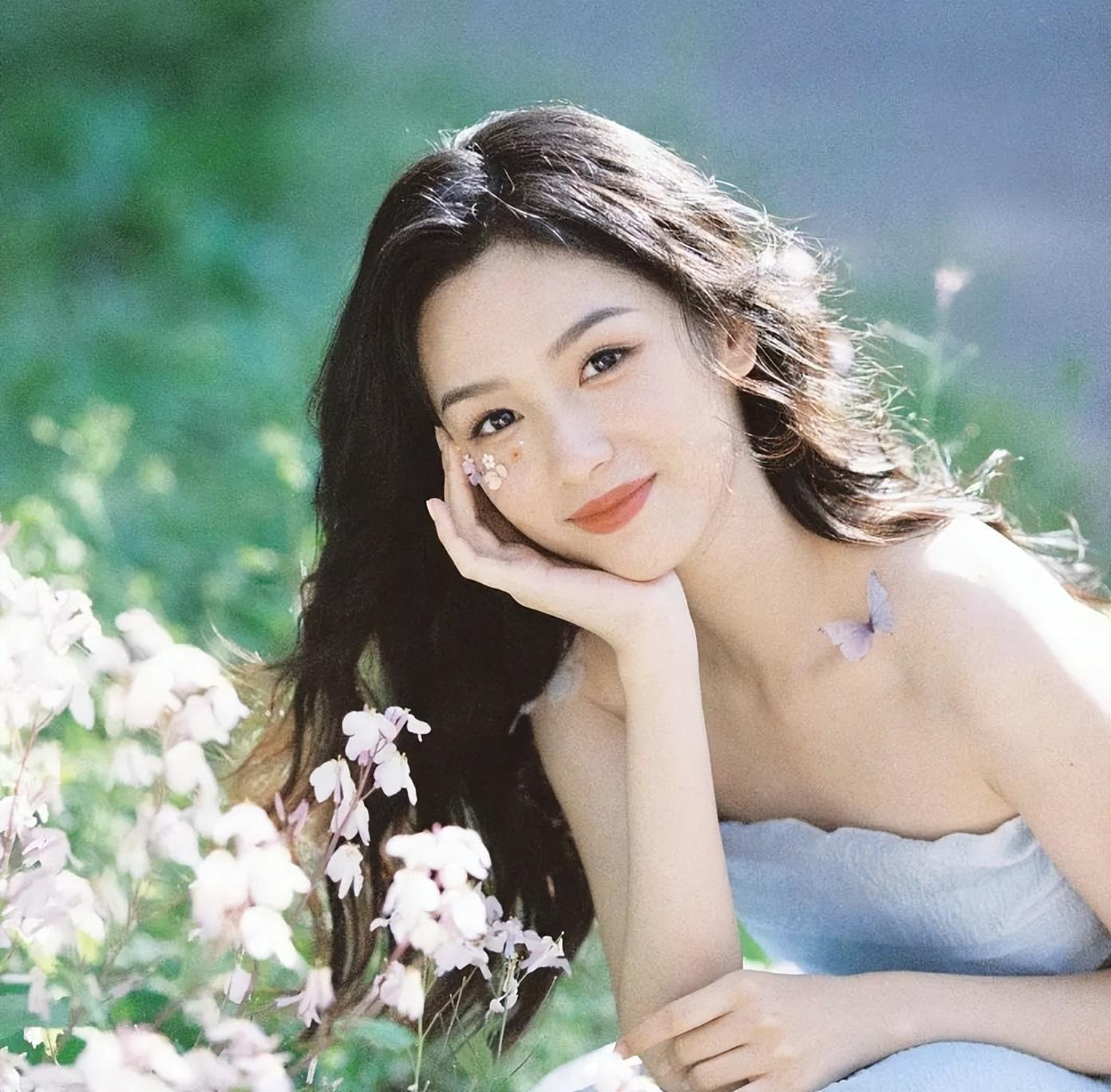 她才是真正的尤物！清纯中透着满满的性感！她就是25岁的周也