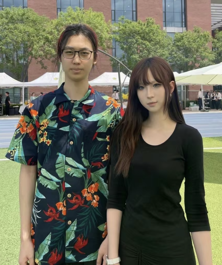 |汪正正女儿考入美国音乐学院,晒全家福庆祝,女儿科技脸引热议