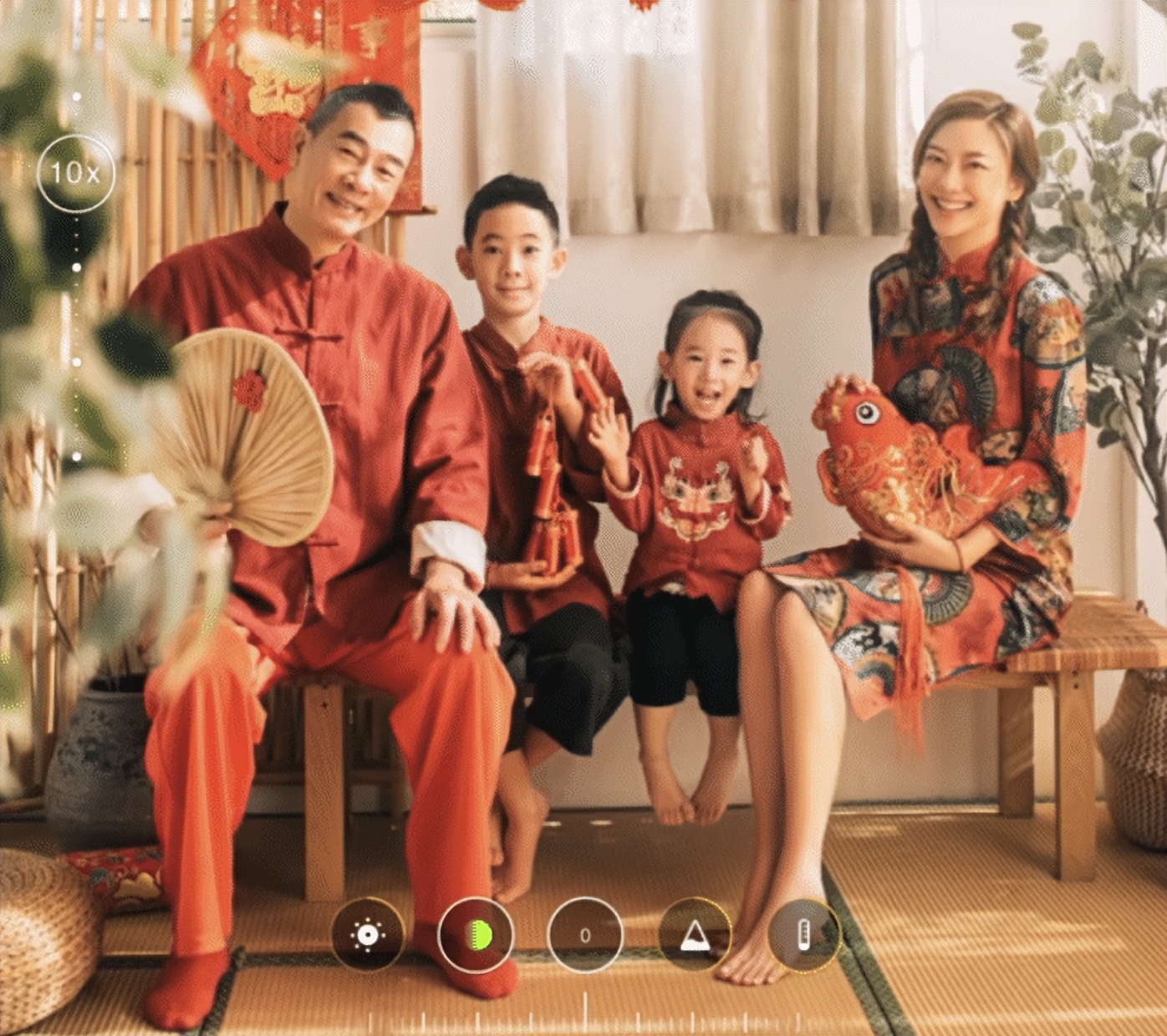 陈小春|陈小春次子骑单车,扎马尾像女孩儿,网友担心会导致他性别认知障碍