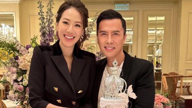 关之琳|甄子丹包餐厅为娇妻庆生，60岁关之琳身材傲人，穿金戴银显贵气