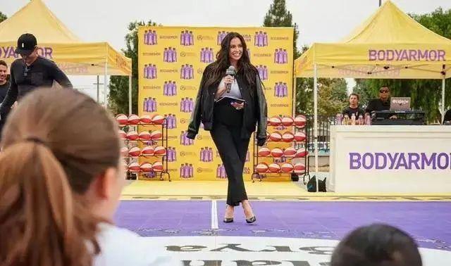 瓦妮莎可能再婚!参加活动站姿撩人,告别200斤体重,特雷杨陪伴