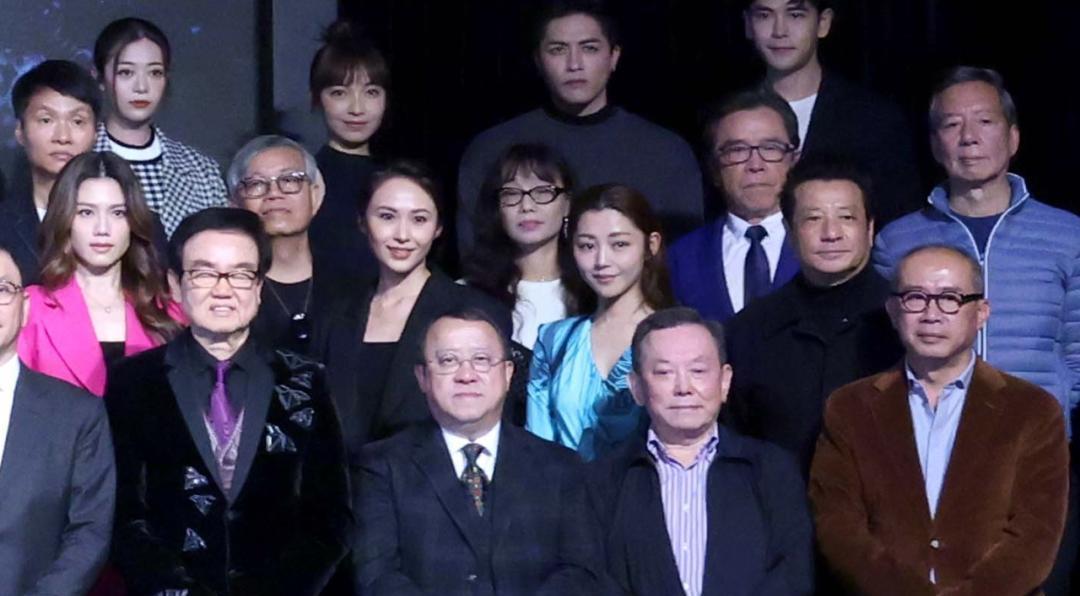 梁朝伟|影帝、天王齐聚香港,合照站位有讲究,梁朝伟乖坐着,张学友有趣