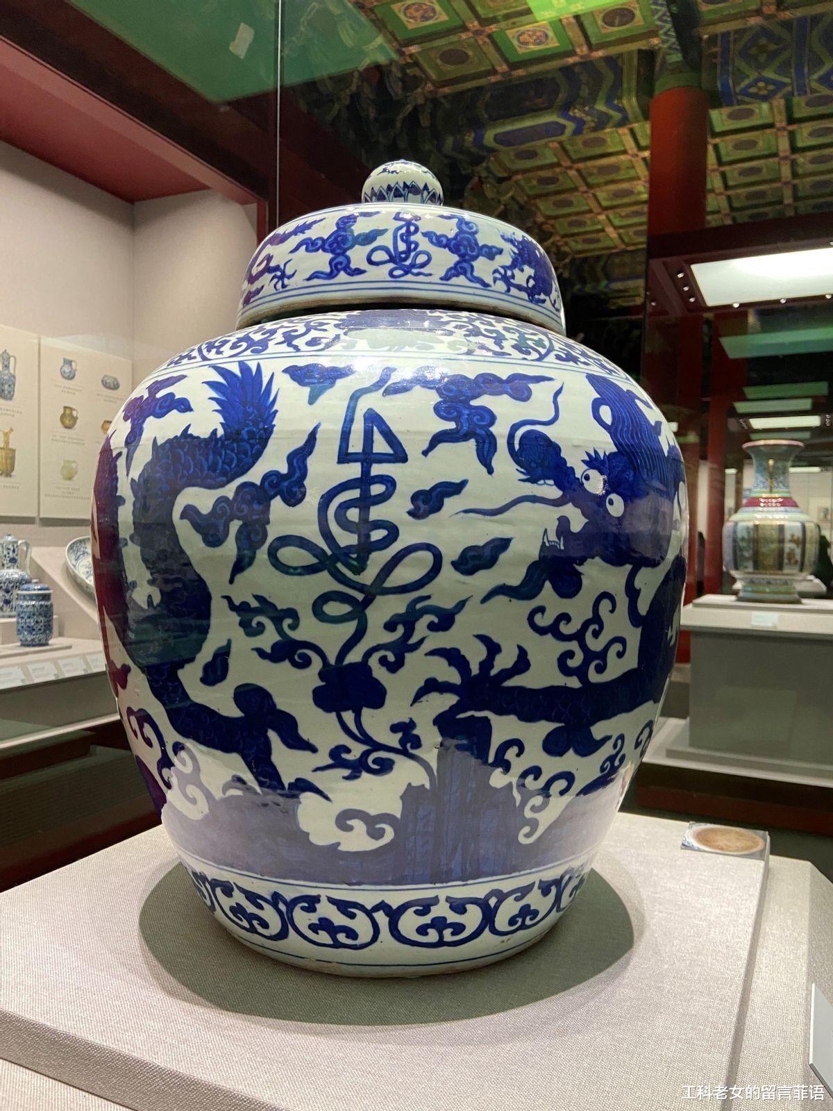 釉里红|故宫陶瓷馆：独立展柜里的瓷器，是不是都价值连城