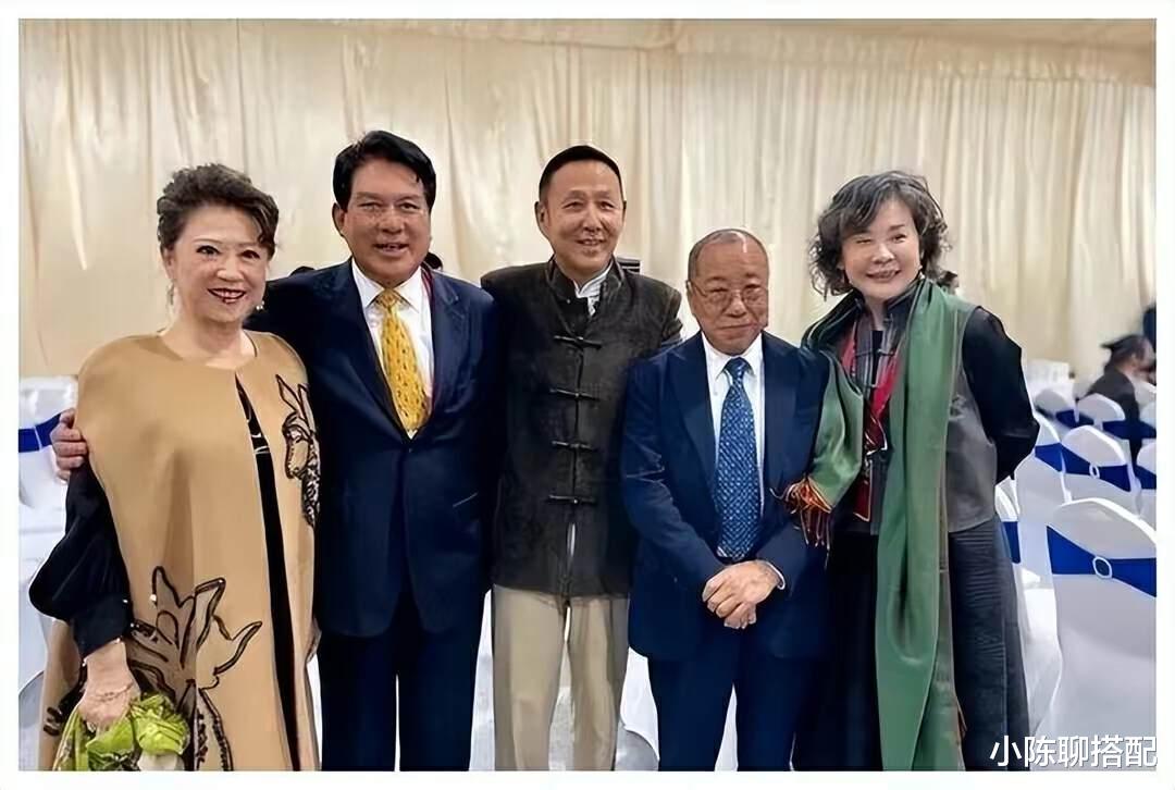 73岁王馥荔与60岁丛珊同框，一个老来俏，一个长相馒化老态明显