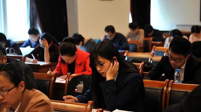 医生|不怕“中年危机”的三个职业,工资水平中等偏上,越老越吃香