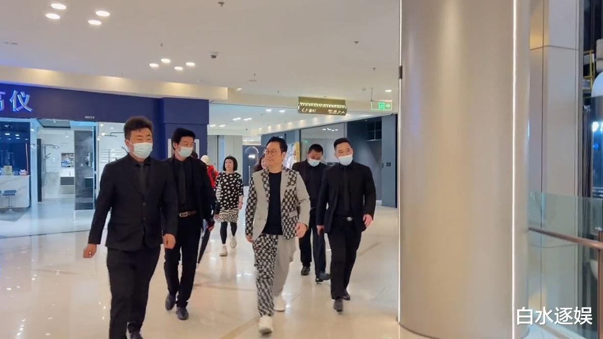 黎耀祥当直播带货,带着老婆边玩边吃,让周润发羡慕不已