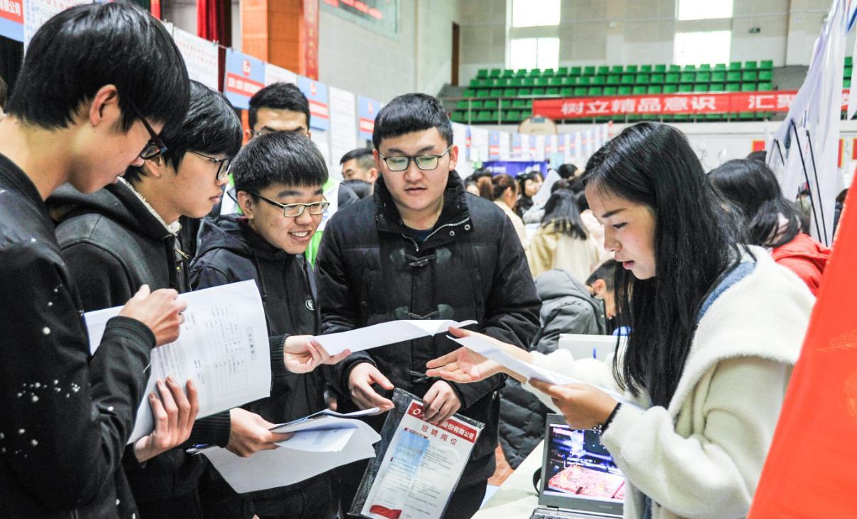 活在当下|年轻人想一出是一出？社保退保现象增加，不能躺平那就活在当下