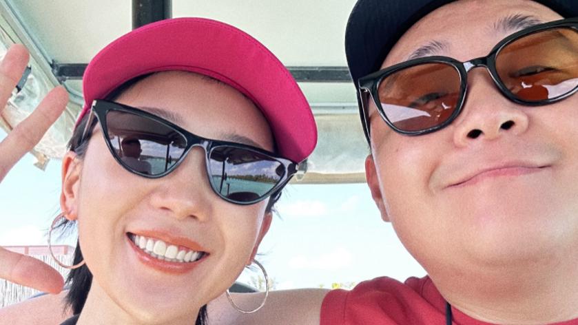 郝劭文夫妇度蜜月，二婚妻子腰间超大纹身蔓延到腿，暗示个人职业