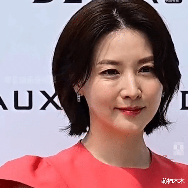 李英爱|52岁李英爱生图太沧桑,细纹多脸肿不自然,网友感叹女神也老了