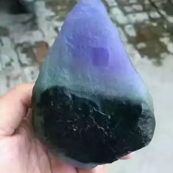 翡翠|看似“紫薯”一样的翡翠原石,成品做出紫罗兰蛋面!