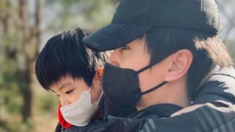 陈妍希|陈妍希带儿子看动物！父子俩复制粘贴像兄弟，女方不回娘家引热议