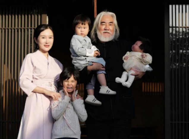 杜星霖|杜星霖怀孕再添实捶！小腹凸起现身月子中心，72岁张纪中小心搀扶