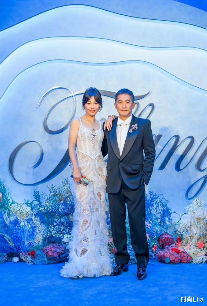 57岁刘嘉玲金鸡奖生图,国风鱼尾裙又闪又亮,“花瓶身材”好馋人