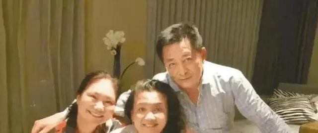 张兰晒孙子孙女游海洋馆画面,小玥儿穿新衣服很漂亮,S妈也来了