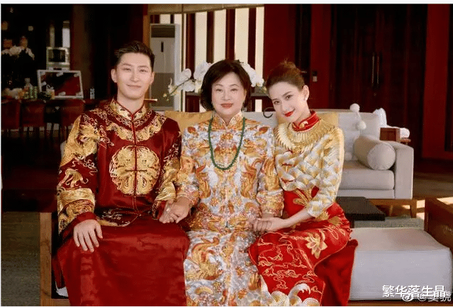 窦骁夫妇现身看球，两人互动甜蜜，何超莲扎着高马尾显年轻