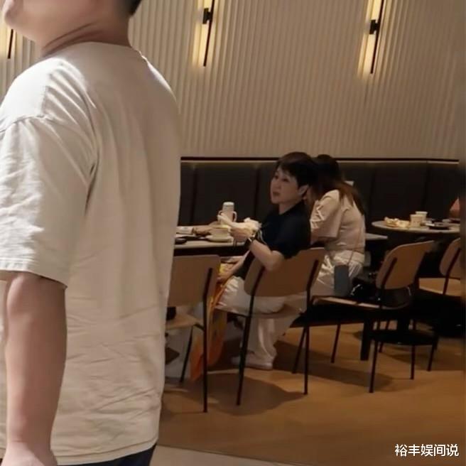 四太梁安琪自家商场内带孙子孙女!全程讲普通话,还亲自买单