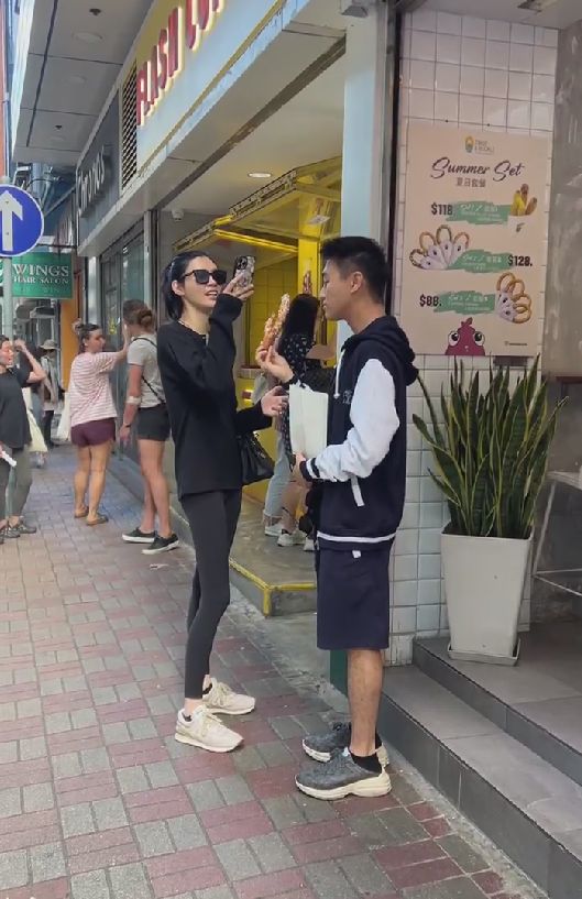 奚梦瑶现身香港被偶遇，何猷君当街吃油条，被指像地主家的傻儿子