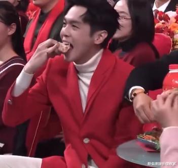 张若昀|春晚现场变烧鸡，张若昀成春晚吃烧鸡第一人，狼吞虎咽的样子好帅