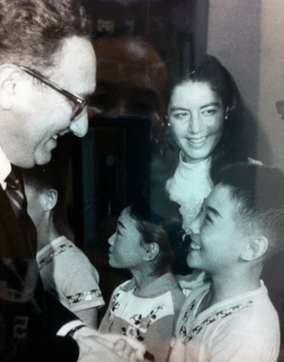 61岁李连杰“毁容式”近照曝光,前妻孕期出轨20亿全给新欢,如今被丽智榨干?