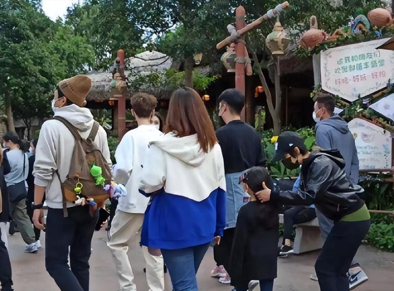 陈赫|陈赫与张子萱高调同框，一起支持邓超新作，阳康后不戴口罩引热议