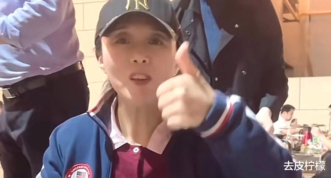 吴琼|国家一级女演员现身淄博,喝酒吃烧烤用手擦嘴,主动拼桌接地气