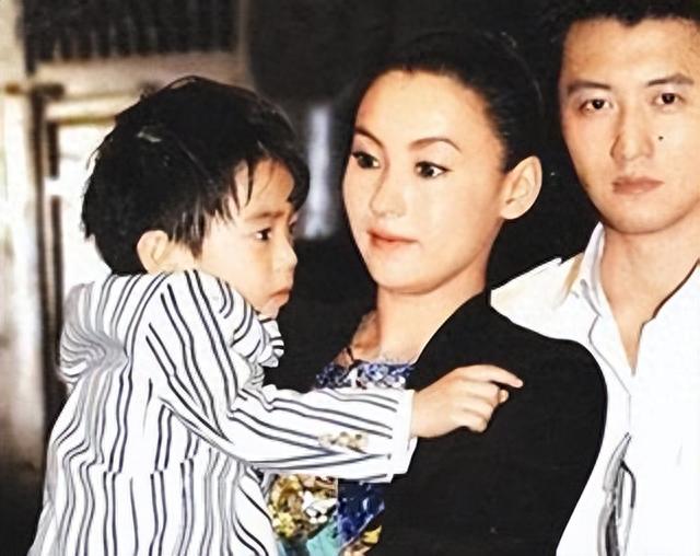 张柏芝三胎生父终于浮出水面,这下谢霆锋坐不住了,王菲彻底懵了