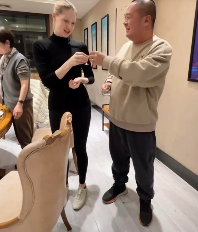 撒贝宁|撒贝宁带妻子参加同学聚会,穿高跟鞋比李白矮半头,搂抱妻子画面恩爱