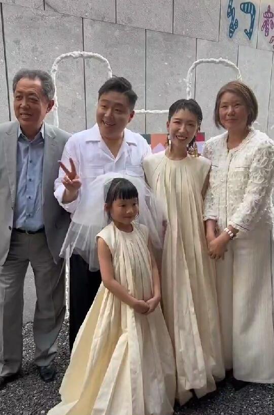 郝劭文|李立群晒郝劭文婚礼视频,现场布置太诡异,女方被质疑身高不到150cm