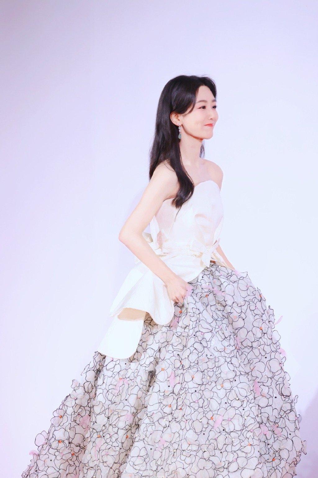 杭州红毯看点:李宇春的鞋,娜扎的身材,宋茜的心机,热巴的野心