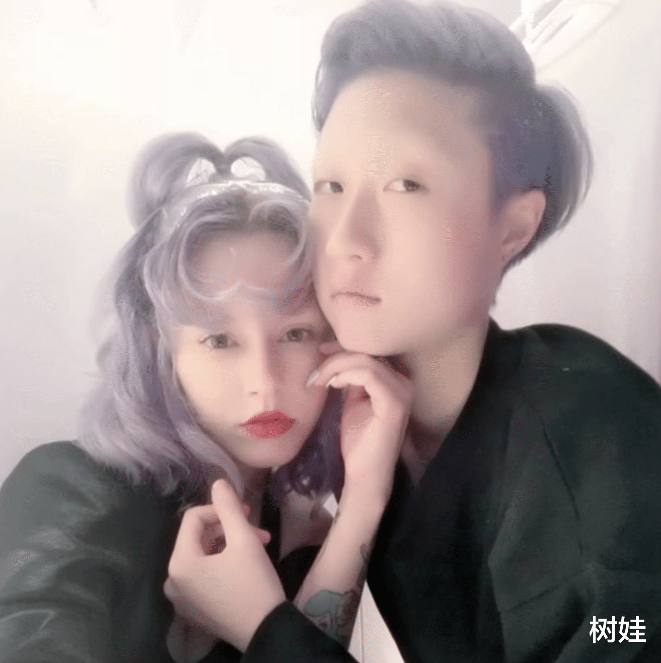 李亚鹏|吴绮莉23岁女儿近况曝光,打扮中性与妻逛超市,靠打零工赚钱养家