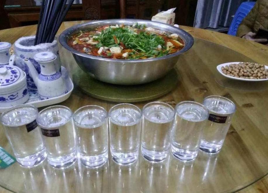 四川|行家喝白酒，身边总会配1瓶水，多数人不懂装懂，终于弄明白了