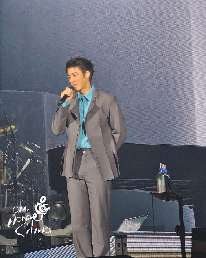 王力宏脸部身材干瘦、人苍老了,演唱会上下跪拜谢粉丝吐槽前妻