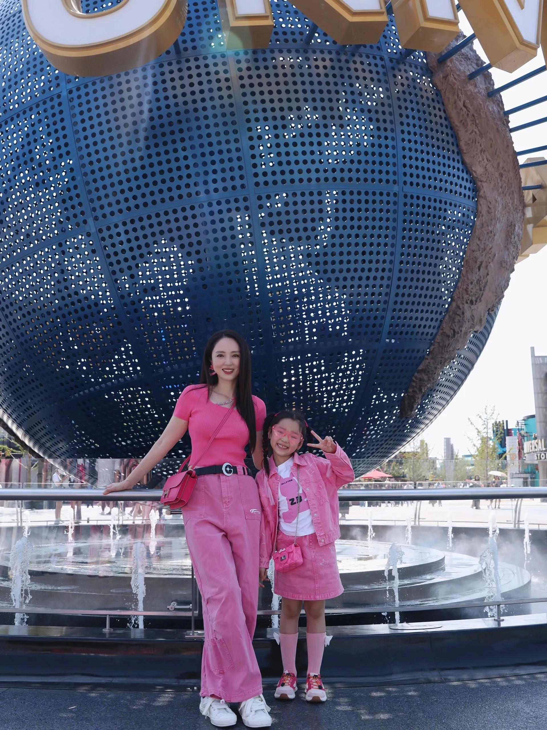 董璇“一家三口”出游，同穿粉色亲子装，画面看起来相当和谐