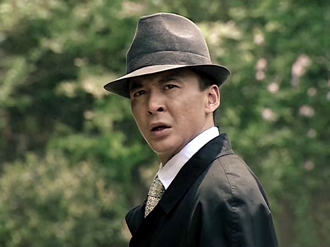 石文中在剧中饰演汉奸"李海丰".