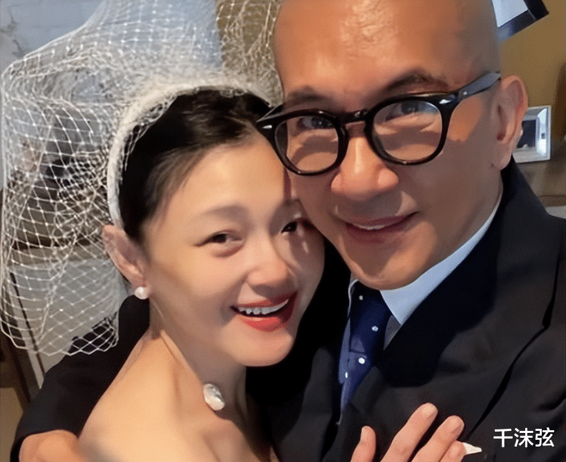 牛仔裤 整容了？大S剪短发扮嫩拍大片，嘟嘴卖萌被侃“大妈扮少女”